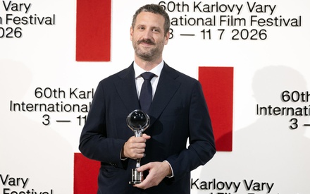 Βραβείο σκηνοθεσίας για τον Ευθύμη Kosemund-Σανίδη στο Κάρλοβι Βάρι για το «Ενας Ολόκληρος Ανθρωπος Σχεδόν»