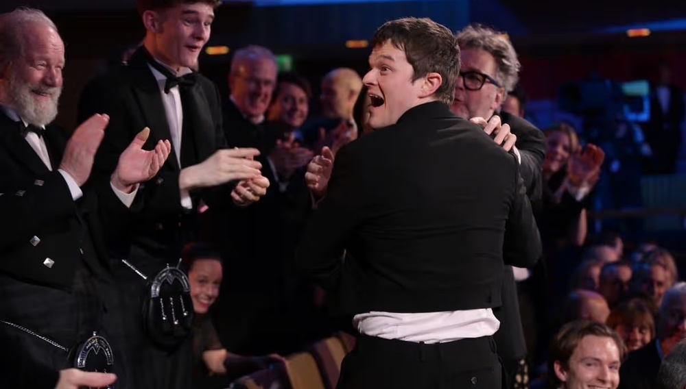 Το σύνδρομο Toυρέτ, οι βρισιές, o θρίαμβος του Ρόμπερτ Αραμάγιο και τα BAFTA