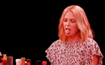 Hot hot hot! Η Σαρλίζ Θερόν δοκιμάζει καυτές sauce και λέει καυτές αλήθειες