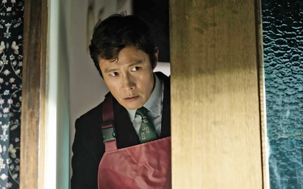 Βενετία 2025: Το «No Other Choice» του Παρκ Τσαν-γουκ τα λέει... «τσεκουράτα»