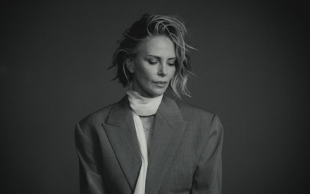 Σαρλίζ Θερόν: «Σε 10 χρόνια η τεχνητή νοημοσύνη θα αντικαταστήσει τον Τίμοθι Σαλαμέ, έναν χορευτή μπαλέτου όμως όχι»