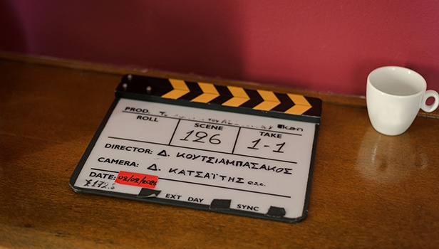 Ενα κορίτσι, ένα λεωφορείο, μια φυλακή: Το Flix στα γυρίσματα της νέας ταινίας του Δημήτρη Κουτσιαμπασάκου