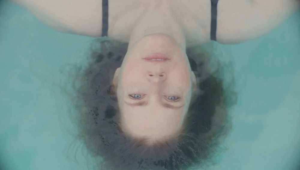 Πρώτη φωτογραφία της Εϊμι Ανταμς από την ταινία «At the Sea»