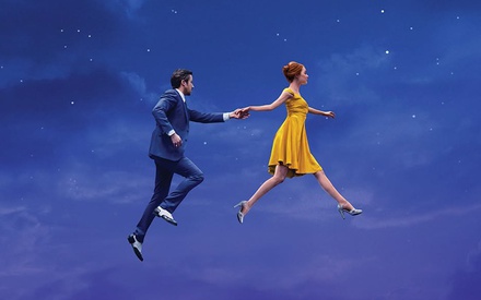 Δέκα χρόνια μετά, το όνειρο του «La La Land» δεν έχει ξεθωριάσει
