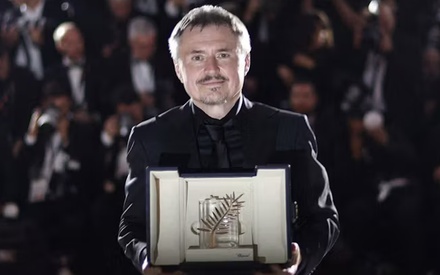 Κάννες 2026: Ο Κρίστιαν Μουντζίου κερδίζει το Χρυσό Φοίνικα και μιλά στο Flix