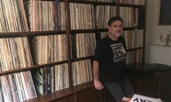 «Playback»: Ο Νίκος Πετρουλάκης μιλά για μουσική, δισκάδικα, live, ταινίες κι άλλους μεγάλους έρωτες