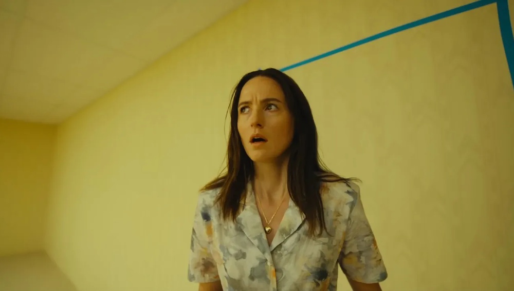 Από viral φαινόμενο σε ταινία της A24: Ο Κέιν Πάρσονς μεταφέρει το «Backrooms» στη μεγάλη οθόνη με ένα λαβύρινθο 30.000 τ.μ.