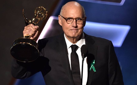 Emmys 2015: Γιατί οι σταρ φορούσαν πράσινη κορδέλα στο πέτο; 