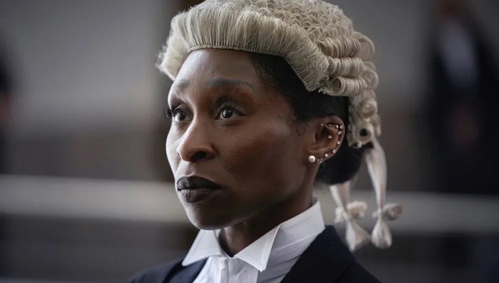 Η Σίνθια Ερίβο στο δικαστήριο για το «Prima Facie»