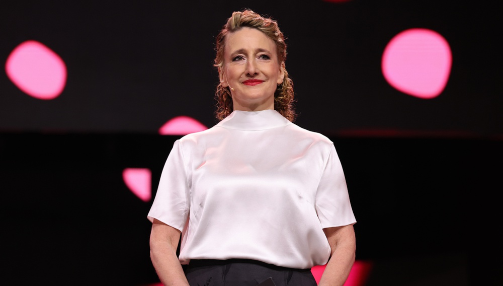 Η Τρίσια Τάτλ παραμένει στη Μπερλινάλε με νέο κώδικα δεοντολογίας κατά του αντισημιτισμού