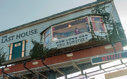 «The Last House»: Ενας άντρας διαφημίζει μια ταινία 9 μέτρα πάνω από το έδαφος