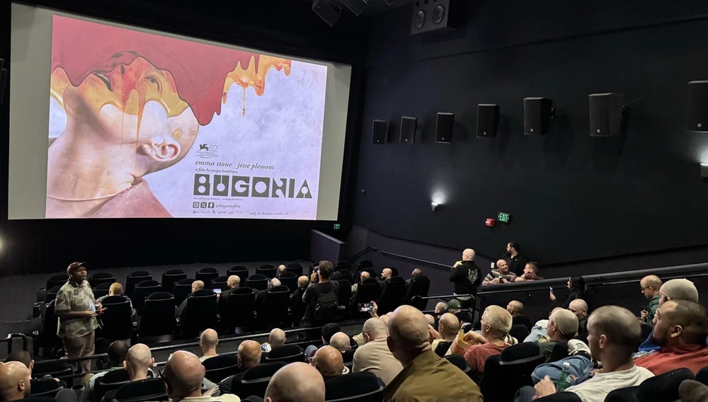 Η Eμα Στόουν και ο Γιώργος Λάνθιμος μιλούν για την προβολή του «Βουγονία», ναι αυτή με τα ξυρισμένα κεφάλια
