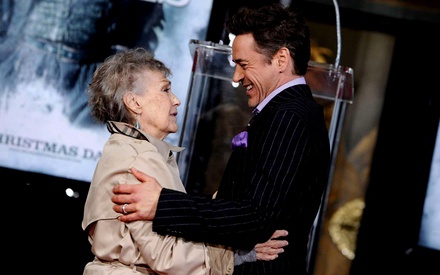 Ο Ρόμπερτ Ντάουνι Τζούνιορ αποχαιρετά την μητέρα του