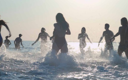 Feel mighty real! Τρέιλερ για το «Mektoub My Love: Canto Uno» του Αμπντελατίφ Κεσίς