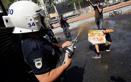 Φατίχ Ακίν προς τον Πρόεδρο της Τουρκίας: «Σταματήστε αυτήν την τρέλα»