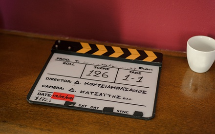 Ενα κορίτσι, ένα λεωφορείο, μια φυλακή: Το Flix στα γυρίσματα της νέας ταινίας του Δημήτρη Κουτσιαμπασάκου