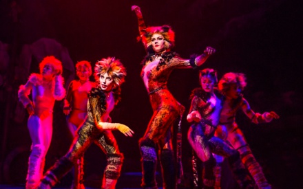 «Cats»: έρχεται η κινηματογραφική διασκευή από τον Τομ Χούπερ με Τέιλορ Σουΐφτ, Τζένιφερ Χάντσον, Ιαν ΜακΚέλεν