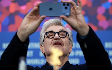 Berlinale 2026: Τα απόνερα της δήλωσης Βέντερς, η αποχώρηση της Αρουντάτι Ρόι, η απάντηση του Φεστιβάλ