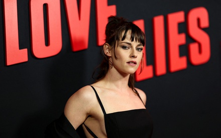 Κρίστεν Στιούαρτ κατά Χόλιγουντ: «Η γυναικεία εμπειρία στην οθόνη προκαλεί ακόμα αηδία»