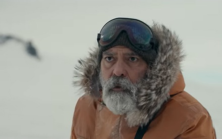 Ο Τζορτζ Κλούνεϊ (και το μούσι του) αναζητά την ελπίδα έξω από τη Γη, στο πρώτο trailer για το «The Midnight Sky»