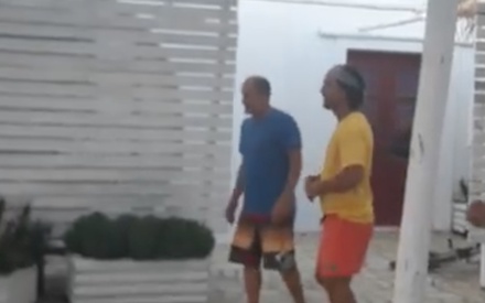 Ο Μάθιου ΜακΚόναχεϊ και ο Γούντι Χάρελσον παίζουν... μπάλα στην Αντίπαρο