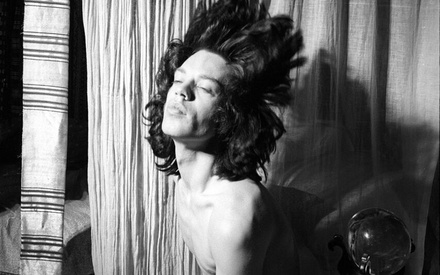 Οταν ο Σεσίλ Μπίτον μπήκε στα γυρίσματα του «Performance» του Νίκολας Ρεγκ