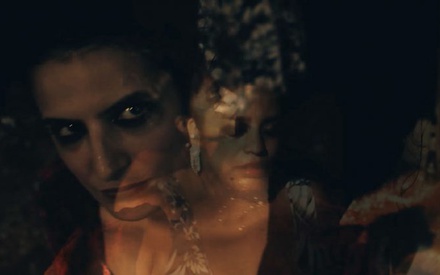 «Fantasmas»: ένα βίντεο κλιπ της Λουκρέσια Μαρτέλ δεν θα μπορούσε παρά να είναι υπέροχο