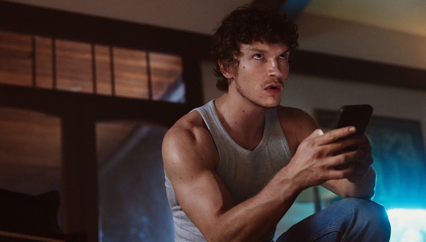 O Κόνορ Στόρι του «Heated Rivalry» πρωταγωνιστεί σε ένα μικρό θρίλερ για τη Verizon