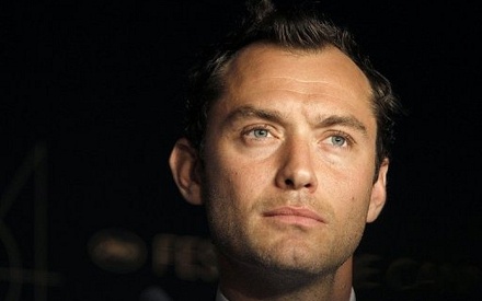 Κι ο πόλεμος ξέσπασε: ο Τζουντ Λο μηνύει την Sun και τον Ρούπερτ Μέρντοκ