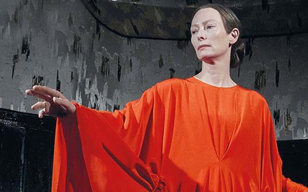 «Suspiria». Πρώτη φωτογραφία της Τίλντα Σουίντον. Μένουμε (αν)ήσυχοι.