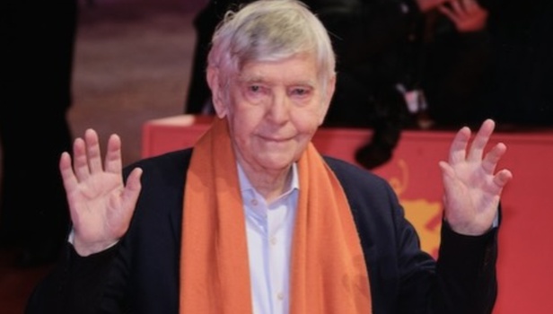 Berlinale 2026: Ο Τομ Κόρτνεϊ εξομολογείται στο Flix ότι δεν θέλει να σκέφτεται ότι είναι ο τελευταίος ζωντανός