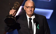 Emmys 2015: Γιατί οι σταρ φορούσαν πράσινη κορδέλα στο πέτο;