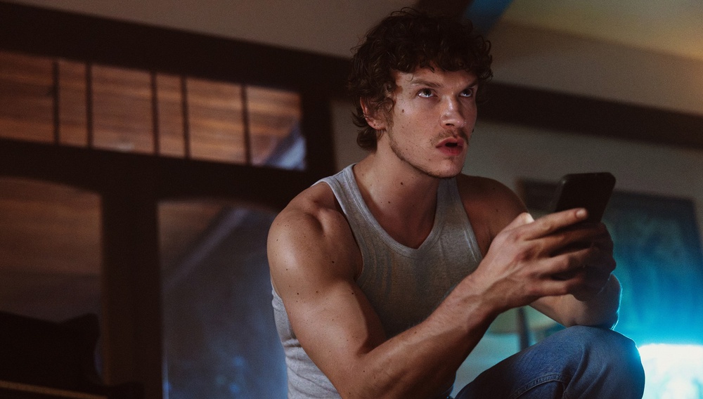 O Κόνορ Στόρι του «Heated Rivalry» πρωταγωνιστεί σε ένα μικρό θρίλερ για τη Verizon