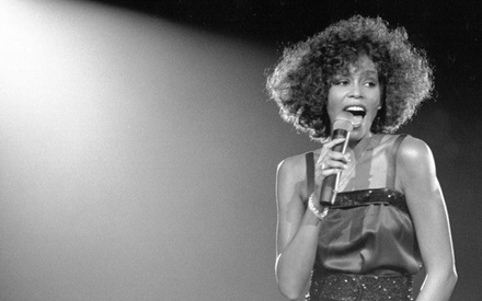 To «Whitney» αποκαλύπτει τη σεξουαλική κακοποίηση της Γουίτνι Χιούστον στην παιδική της ηλικία
