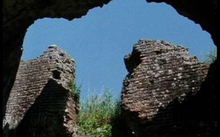«Loutra»: ποιητικά ερείπια σε έναν ελαιώνα στην Αρκαδία
