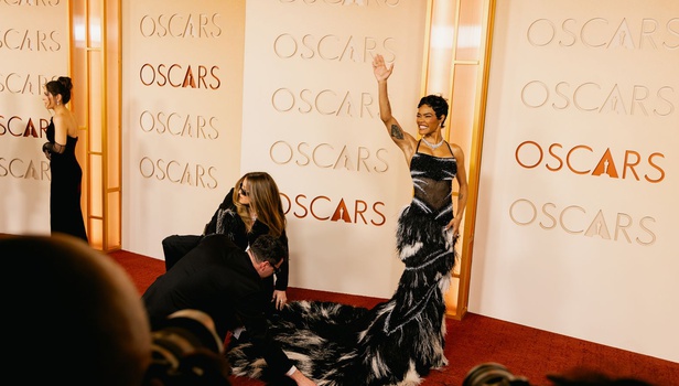 Oσκαρ 2026: To Gucci της Ντέμι Μουρ, οι εμφανίσεις που ξεχώρισαν και εκείνες που πέρασαν απαρατήρητες