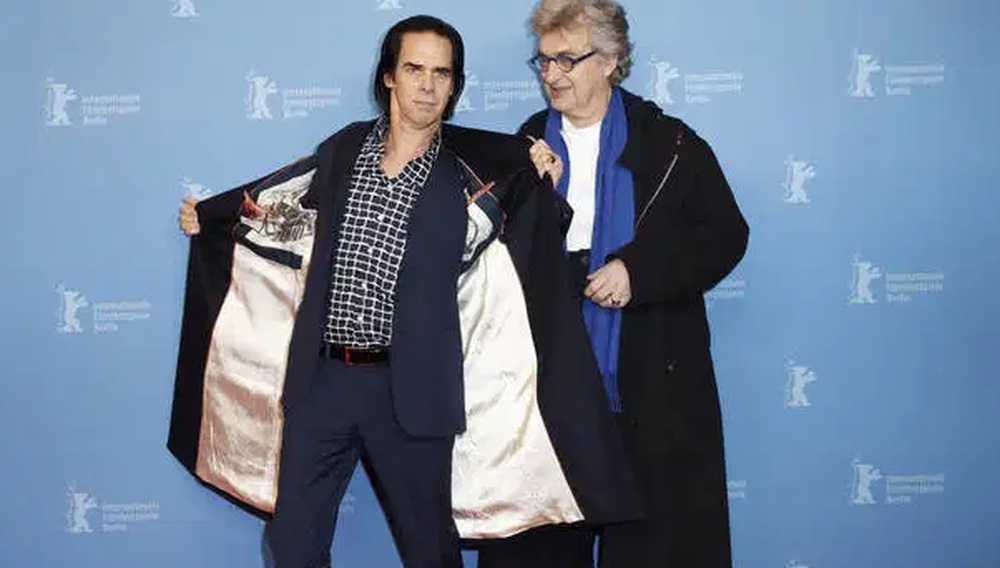 Και καθυστερημένα. Και άκαιρα. Ο Νικ Κέιβ υποστήριζει τον Βιμ Βέντερς για τις δηλώσεις του στη Berlinale