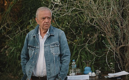 «Κεφάλια Πέντε, Ανάσες Τέσσερες»: Ο Σταύρος Τσιώλης μάς κάνει δώρο τις παιδικές του μνήμες