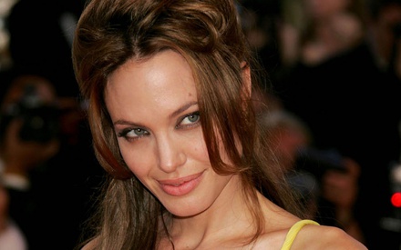 Η Αντζελίνα Τζολί είναι ένα όπλο γεμάτο σφαίρες!