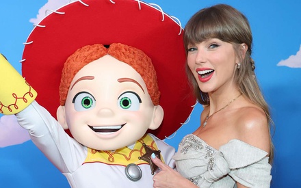 Η Τέιλορ Σουίφτ «έκλεψε» την πρεμιέρα του «Toy Story 5» με μια απρόσμενη εμφάνιση στη σκηνή