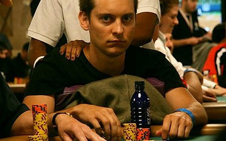 Ο Τόμπι Μαγκουάιαρ έχει ... poker face