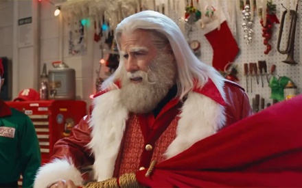 O Τζον Τραβόλτα φοράει τα κόκκινα, η ψυχή του όμως παραμένει… «δερμάτινη»!