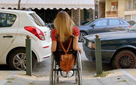 «Handbrake», της Αντιγόνης Καρνεσιώτη: Η προσβασιμότητα είναι ένα ζήτημα που μας αφορά όλους, όλες και όλα