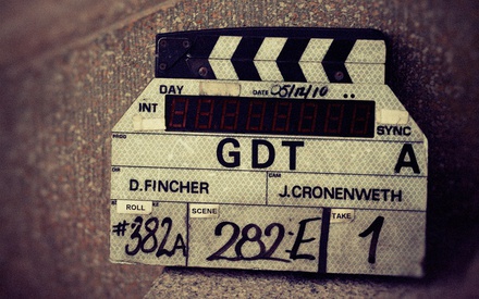 Ακούγοντας το «Κορίτσι με το Τατουάζ»