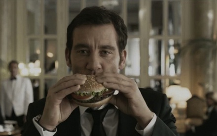 O Κλάιβ Οουεν τρώει burgers στην Ισπανία