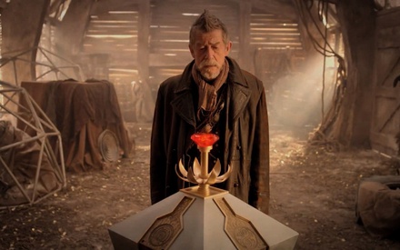 Πενήντα χρόνια «Doctor Who»: O Τζον Χερτ, το μεγαλείο της κληρονομιάς κι ένα μεγάλο, κόκκινο κουμπί
