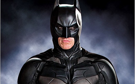 «The Dark Knight Rises»: Ο Μπάτμαν με τα ρούχα της δουλειάς