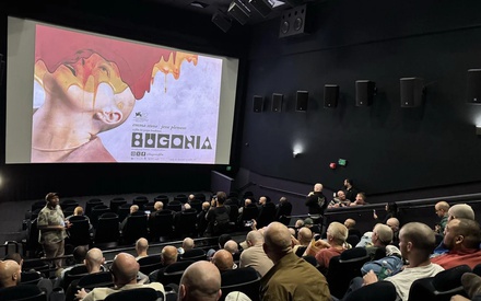 Η Eμα Στόουν και ο Γιώργος Λάνθιμος μιλούν για την προβολή του «Βουγονία», ναι αυτή με τα ξυρισμένα κεφάλια