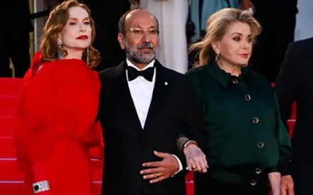 Κάννες 2026: Η Ιζαμπέλ Ιπέρ απαντά στο Flix. Πώς ήταν να παίζει με την Κατρίν Ντενέβ στις «Παράλληλες Ιστορίες» του Ασγκάρ Φαραντί;