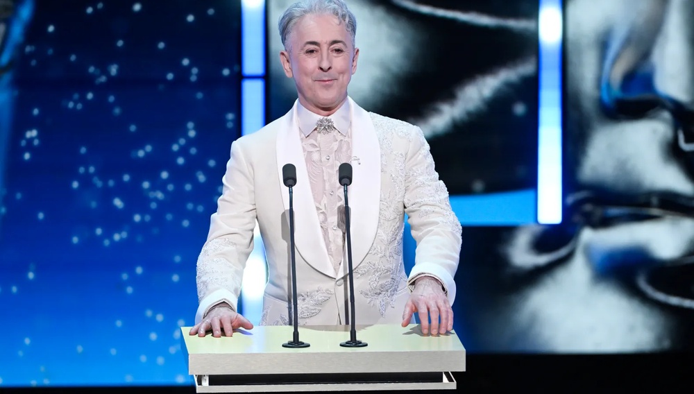 Ο οικοδεσπότης των BAFTA, Άλαν Κάμινγκ απολογείται και χαρακτηρίζει τα βραβεία ως «Μια Βραδιά που Πυροδότησε Τραύματα»